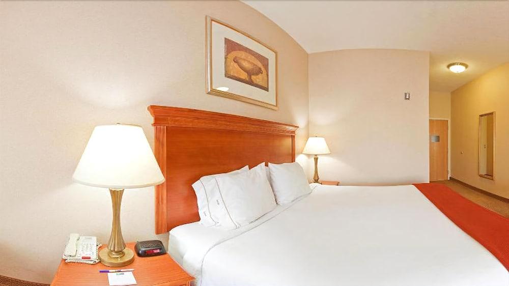 Holiday Inn Express Hotel & Suites Detroit-Utica By Ihg Exterior photo