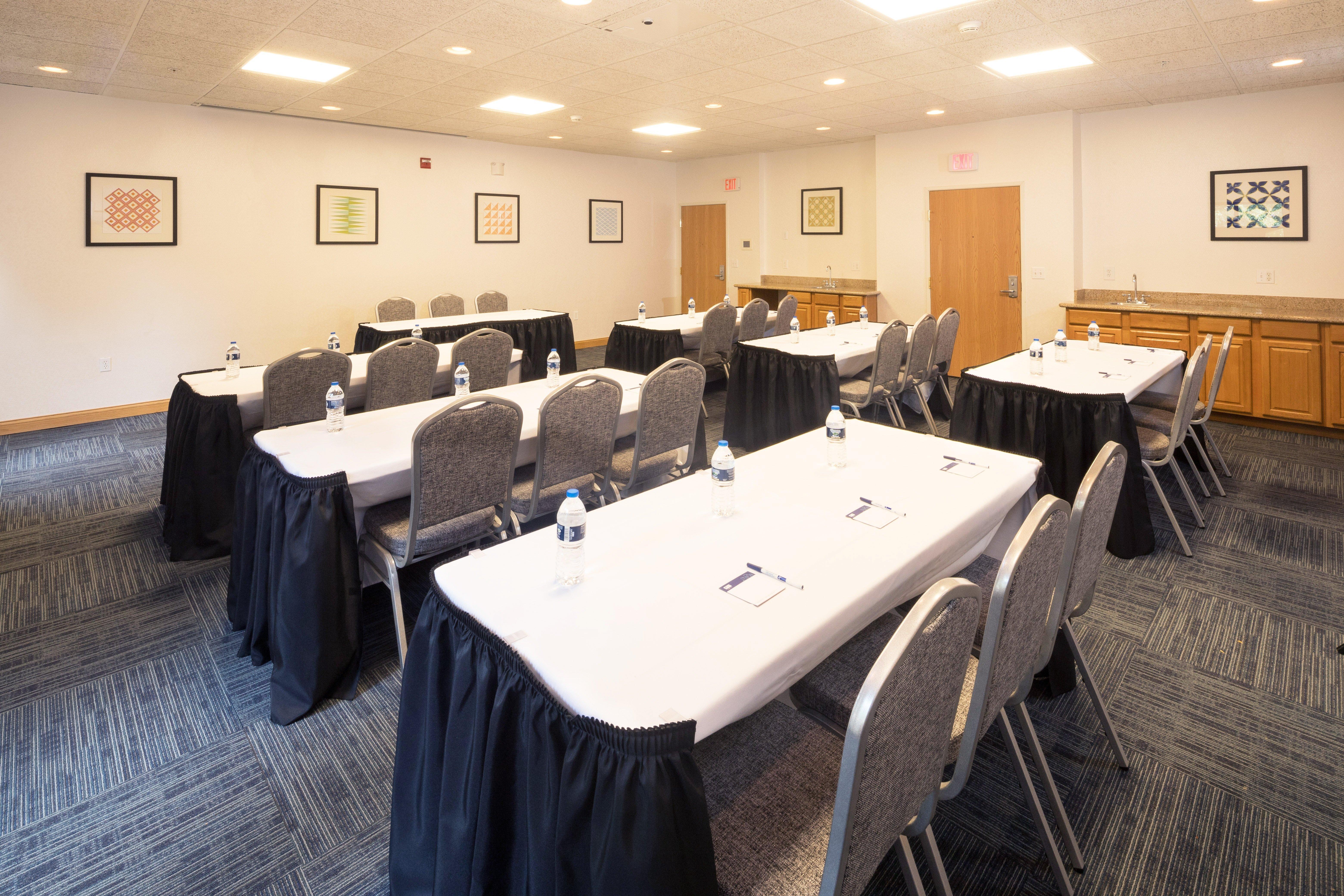 Holiday Inn Express Hotel & Suites Detroit-Utica By Ihg Exterior photo