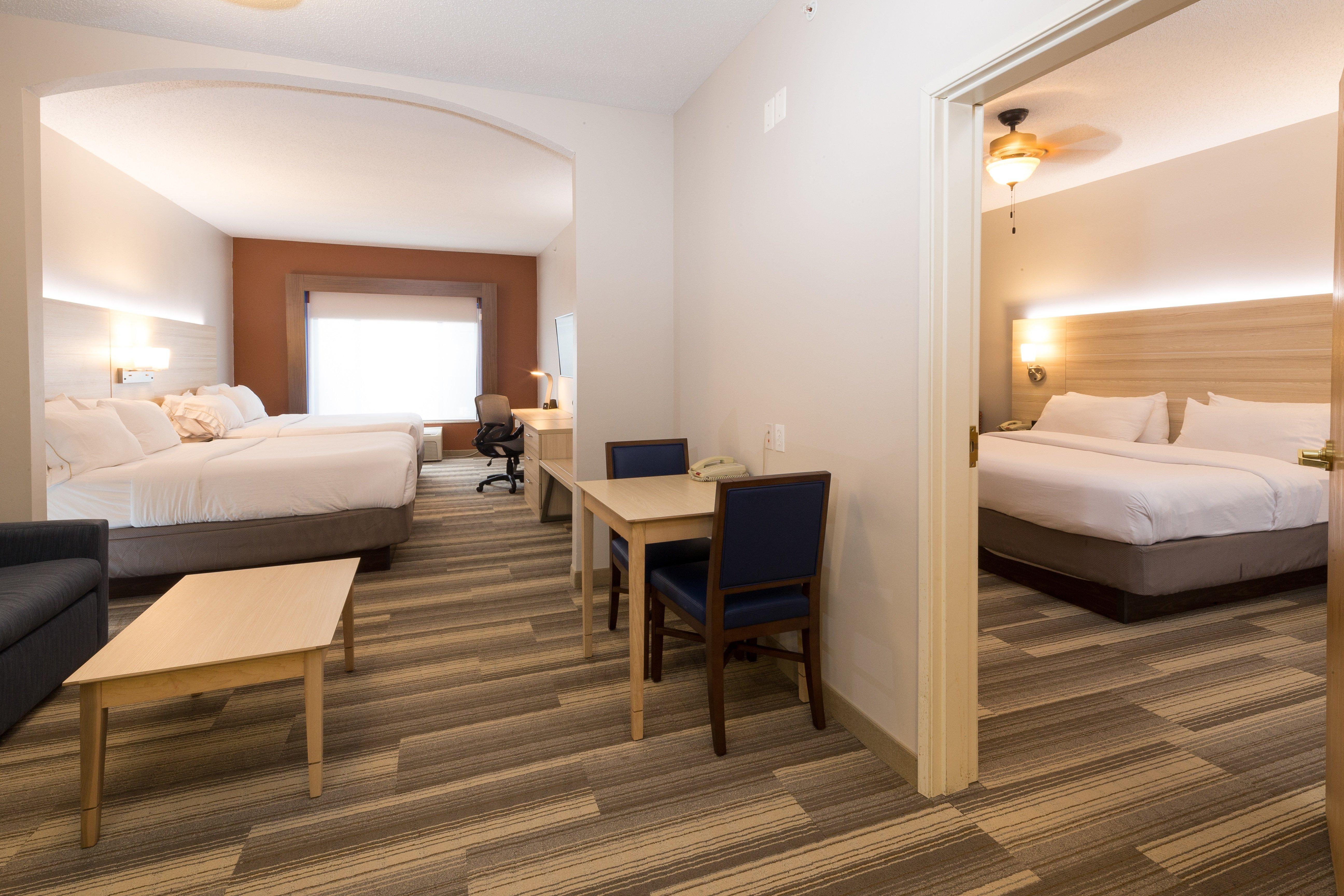 Holiday Inn Express Hotel & Suites Detroit-Utica By Ihg Exterior photo