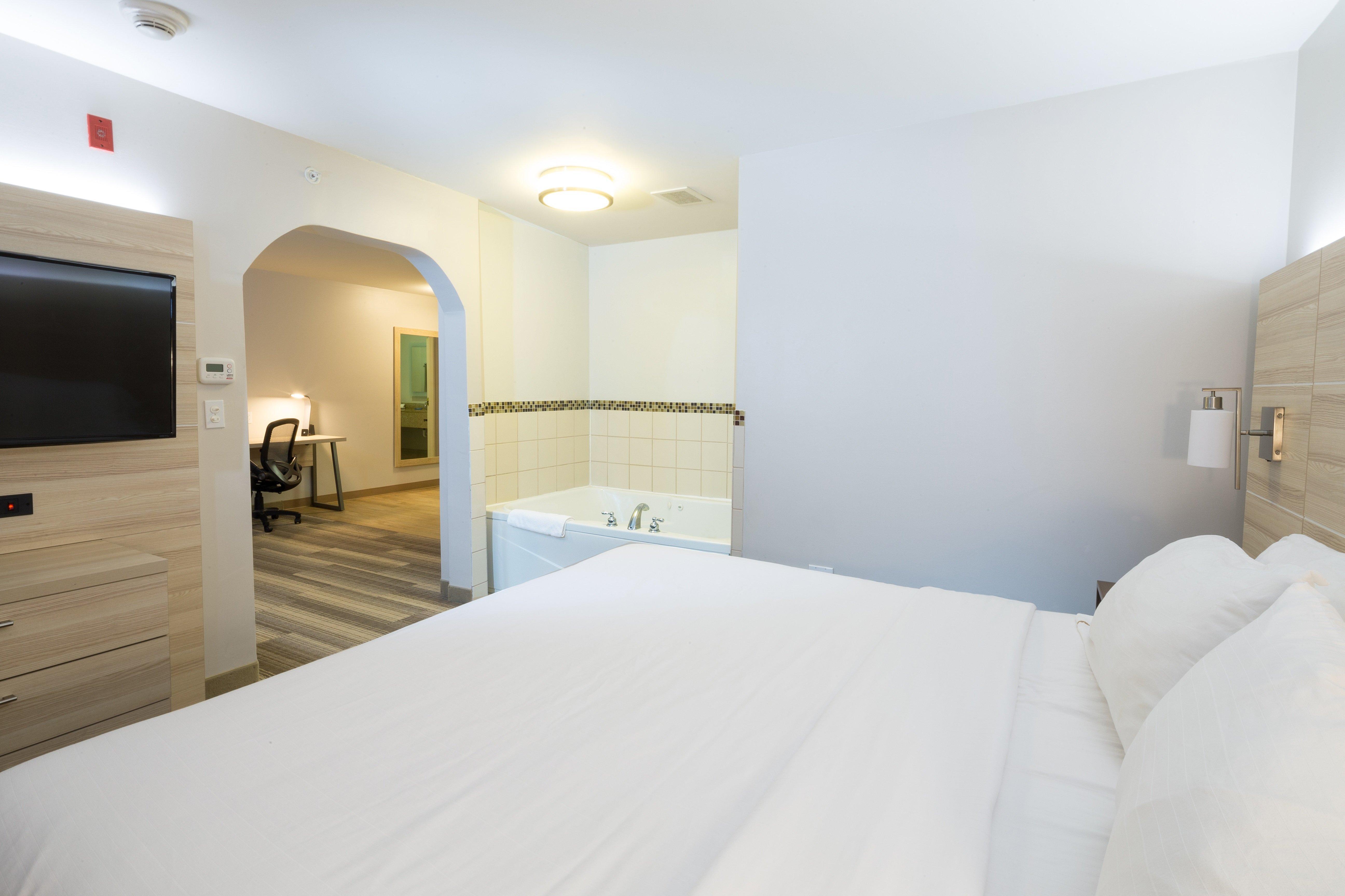 Holiday Inn Express Hotel & Suites Detroit-Utica By Ihg Exterior photo
