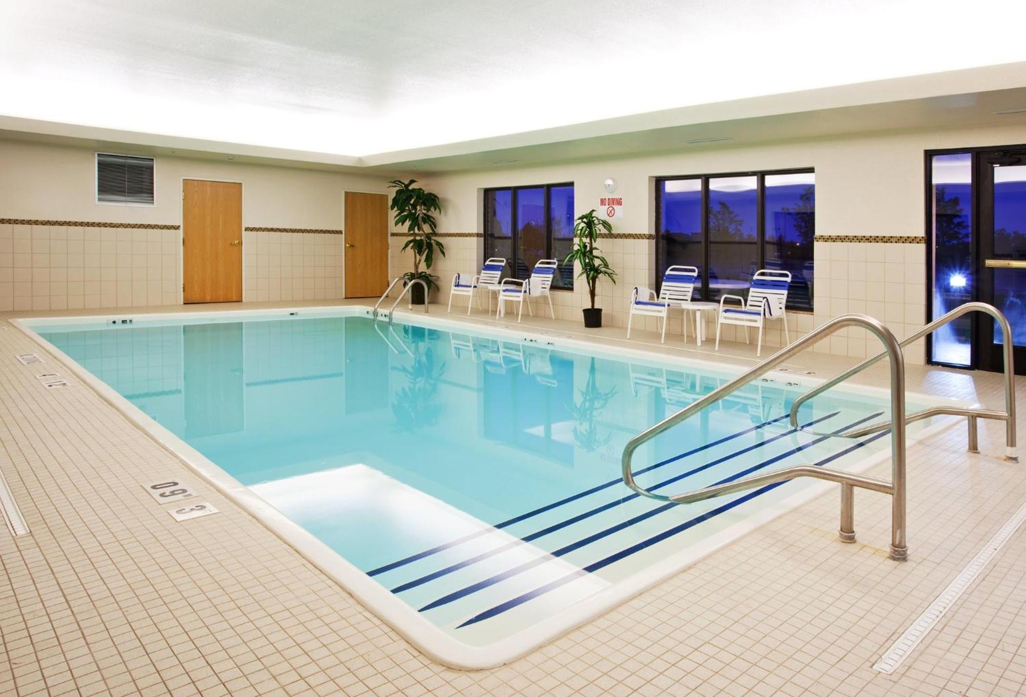 Holiday Inn Express Hotel & Suites Detroit-Utica By Ihg Exterior photo