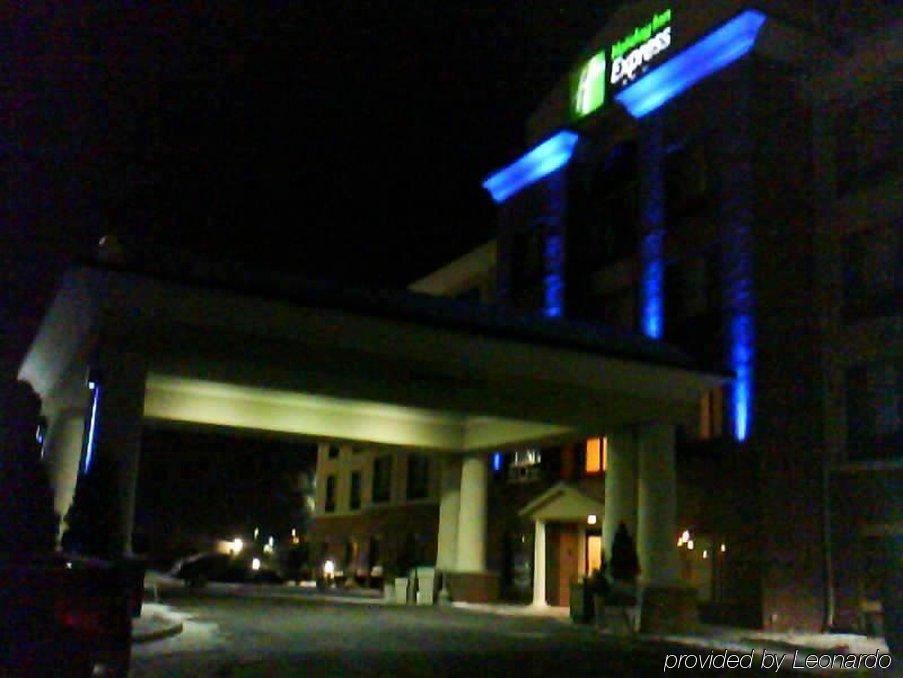 Holiday Inn Express Hotel & Suites Detroit-Utica By Ihg Exterior photo