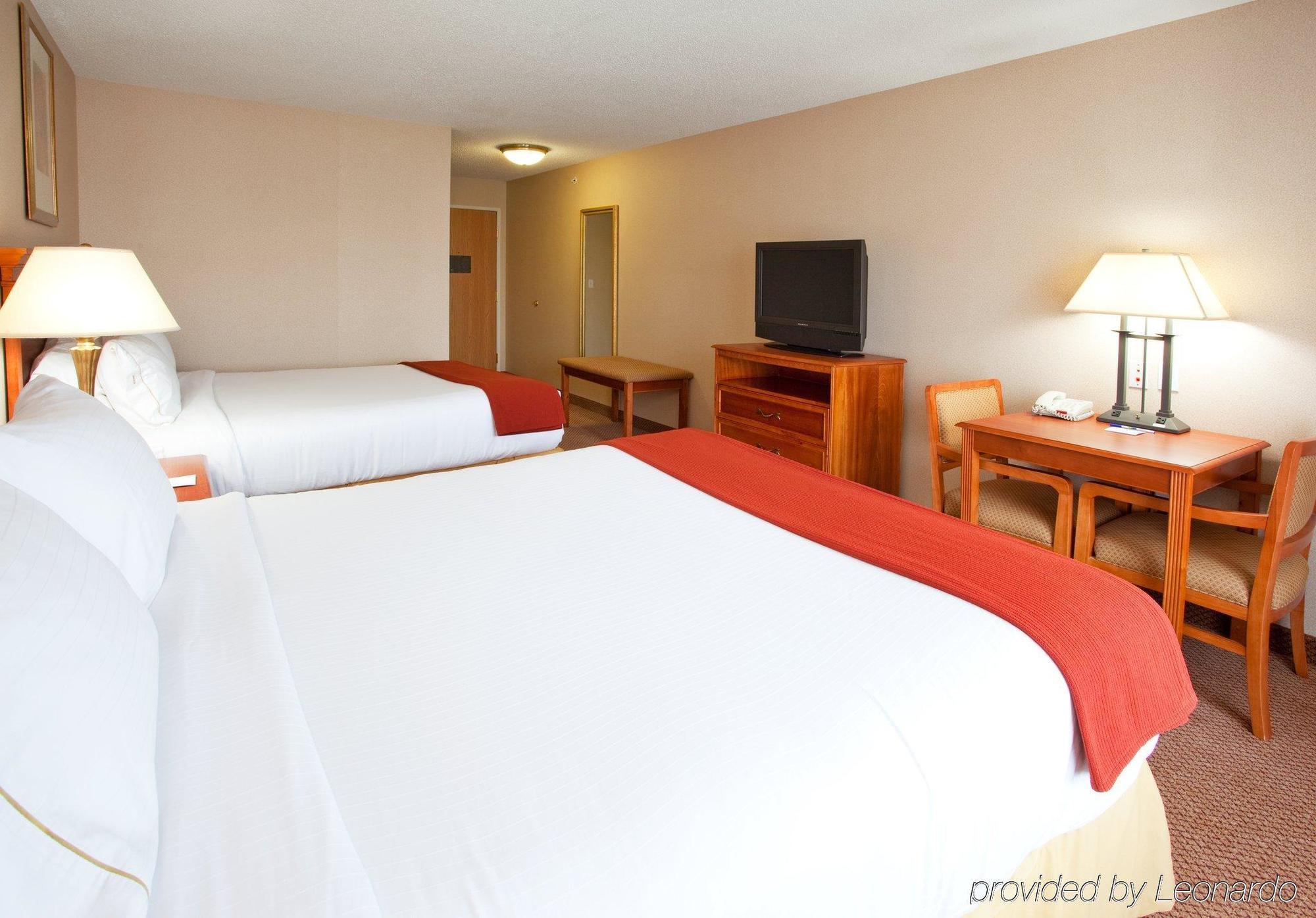 Holiday Inn Express Hotel & Suites Detroit-Utica By Ihg Exterior photo