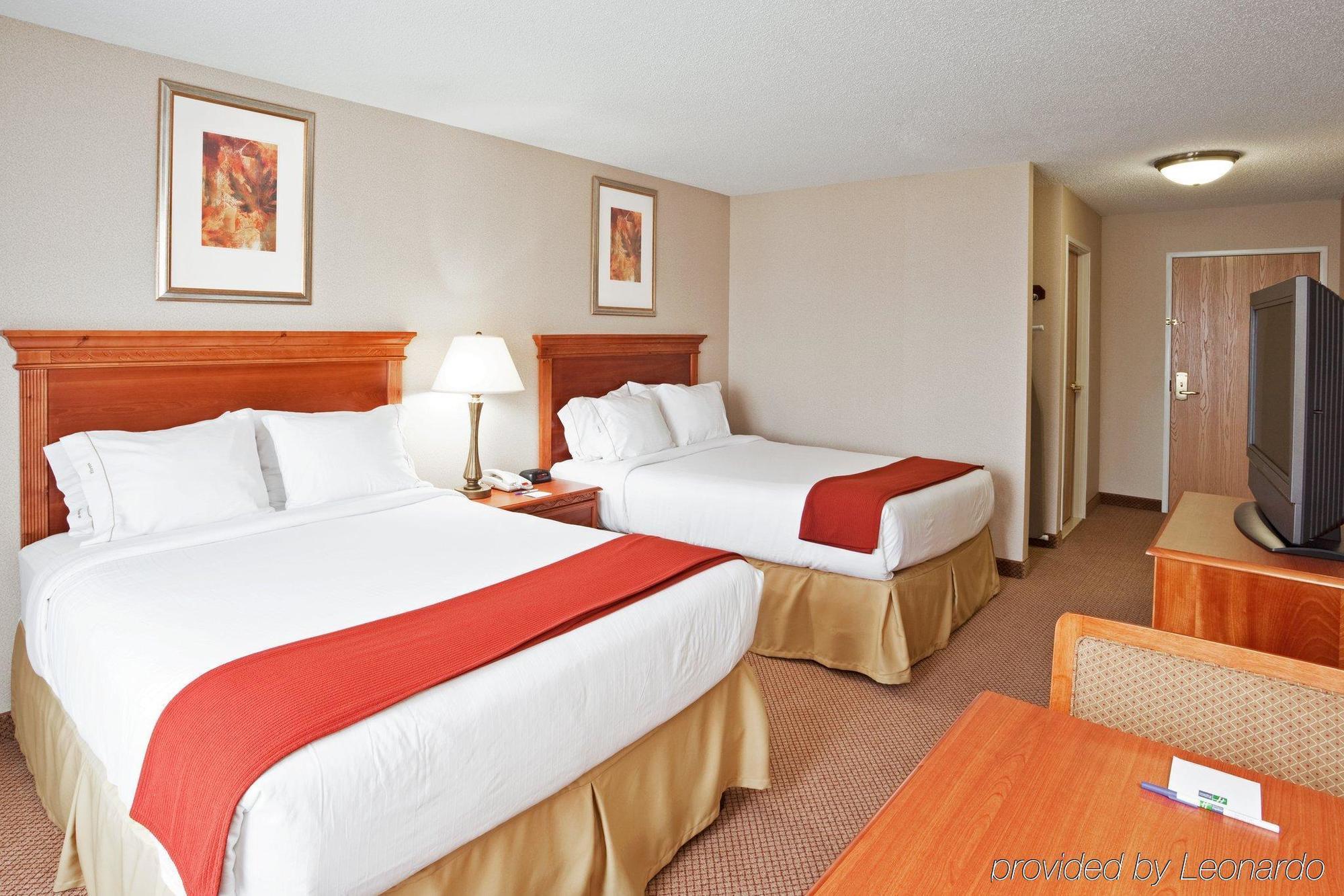 Holiday Inn Express Hotel & Suites Detroit-Utica, An Ihg Hotel Room photo