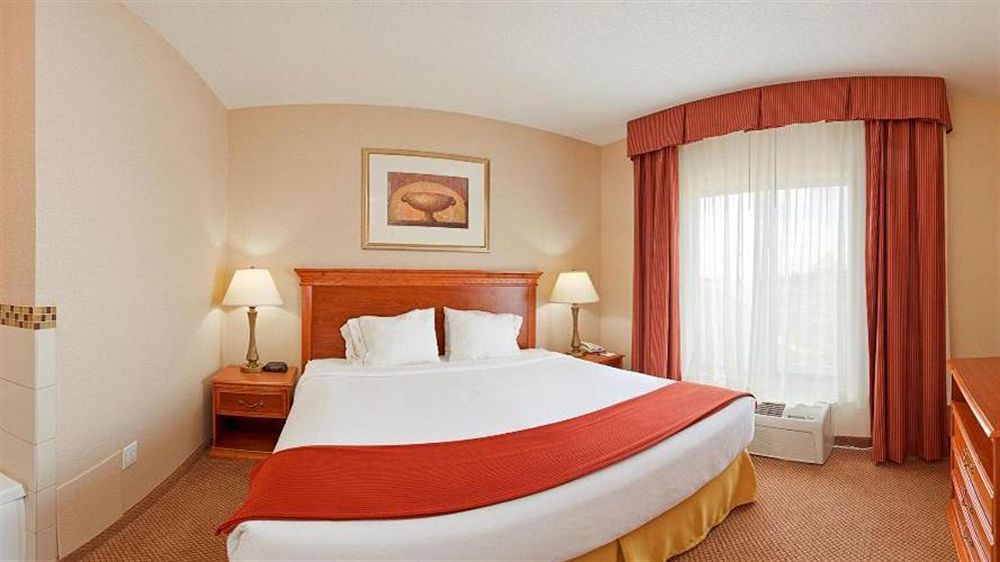 Holiday Inn Express Hotel & Suites Detroit-Utica By Ihg Exterior photo