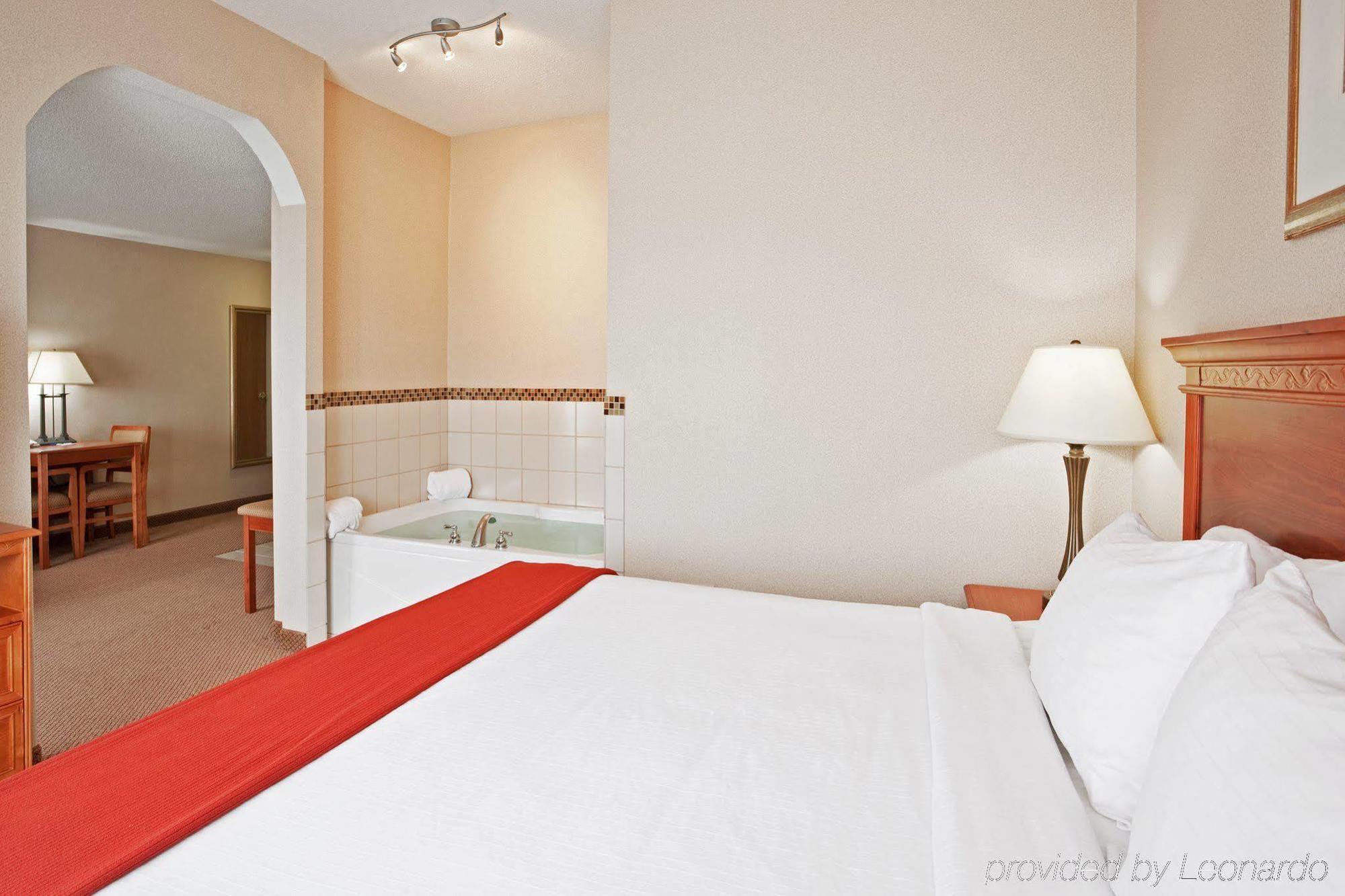 Holiday Inn Express Hotel & Suites Detroit-Utica By Ihg Room photo